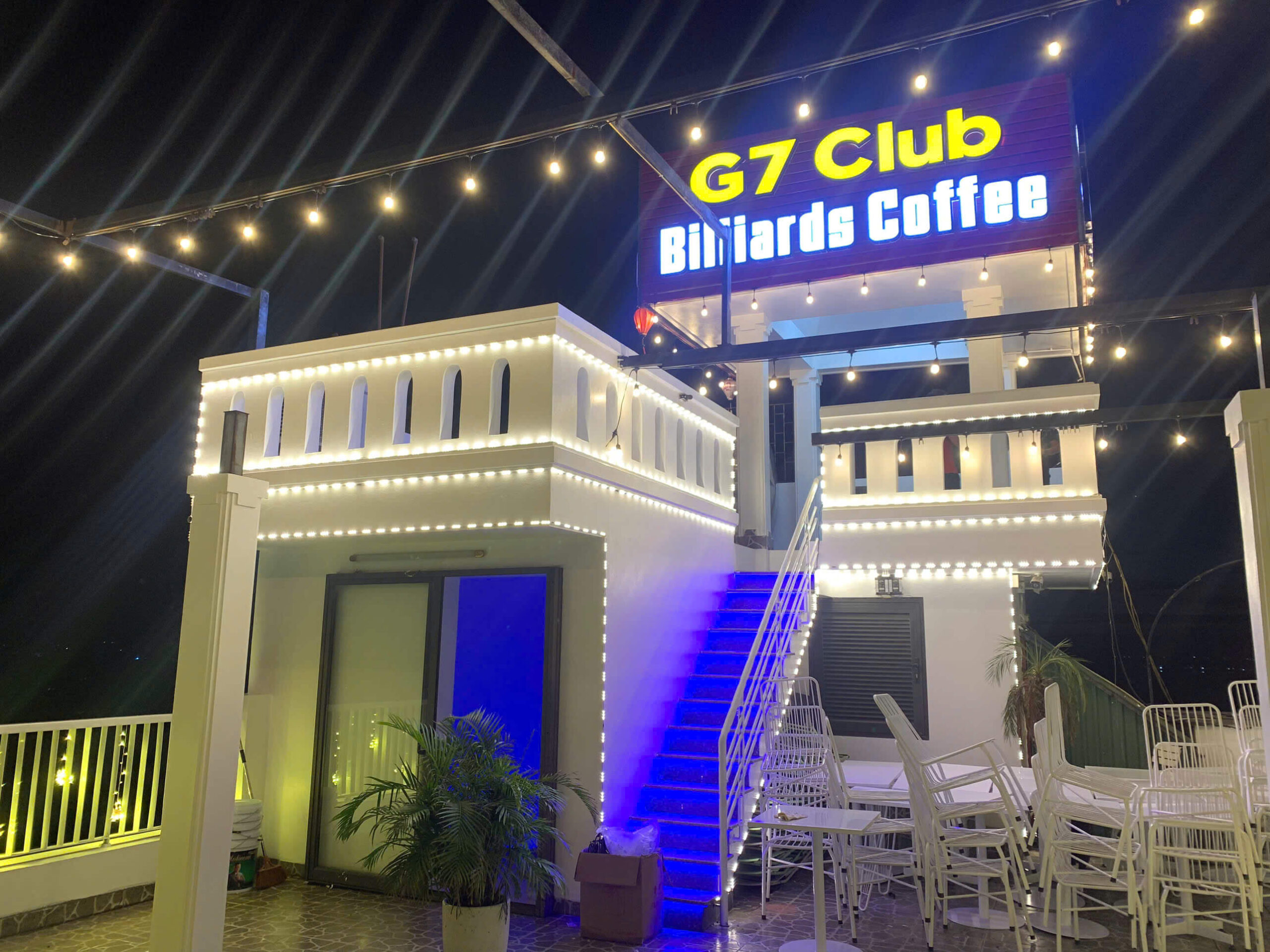 Lắp đặt đèn chiếu sáng quán cafe